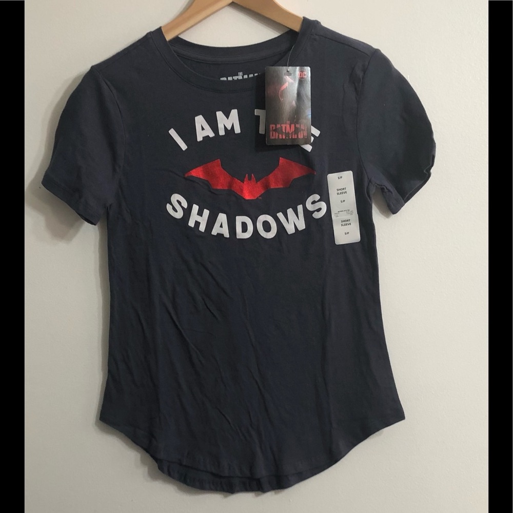 Women’s shirt I am The Shadows graphic pull over curved Hem gray. SP